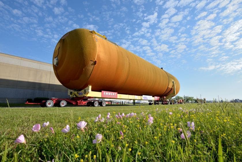 ET-94 cargado en un remolque en Nueva Orleans camino de California.