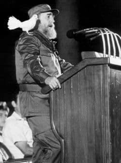 Durante un discurso en conmemoración del 30 aniversario de la Revolución Cubana, una paloma se detuvo en su hombro. Foto: AFP.