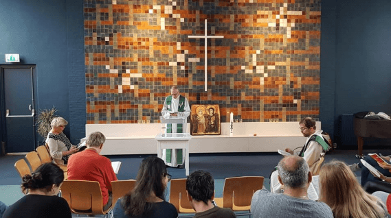 Una iglesia lleva celebrando un servicio religioso sin parar por más de un mes para evitar que las autoridades entren y deporten a una familia