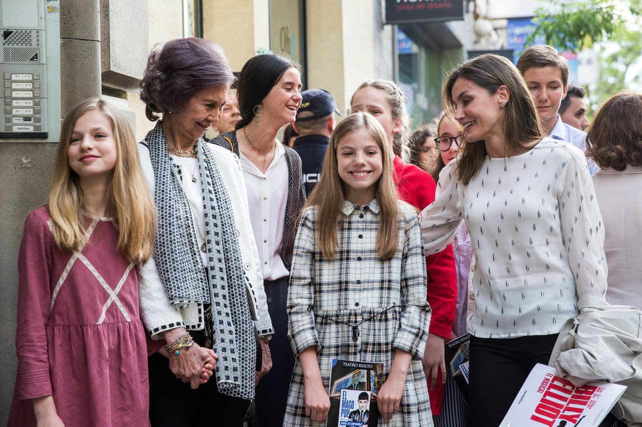 Casi dos meses después del desencuentro de la reina de España, Letizia, con su suegra, la reina emérita Sofía, se les ha vuelto a ver juntas y en armonía en una fotografía informal a la salida del teatro Alcalá de Madrid para ver el musical 'Billy Elliot'.