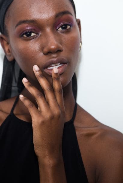 Deep purple. Los nuevos tonos de moda te enamorarán. Opta por la gama del violeta al lila, inspirándote en las pasarelas de Derek Lam, Vera Wang y Matthew Williamson.