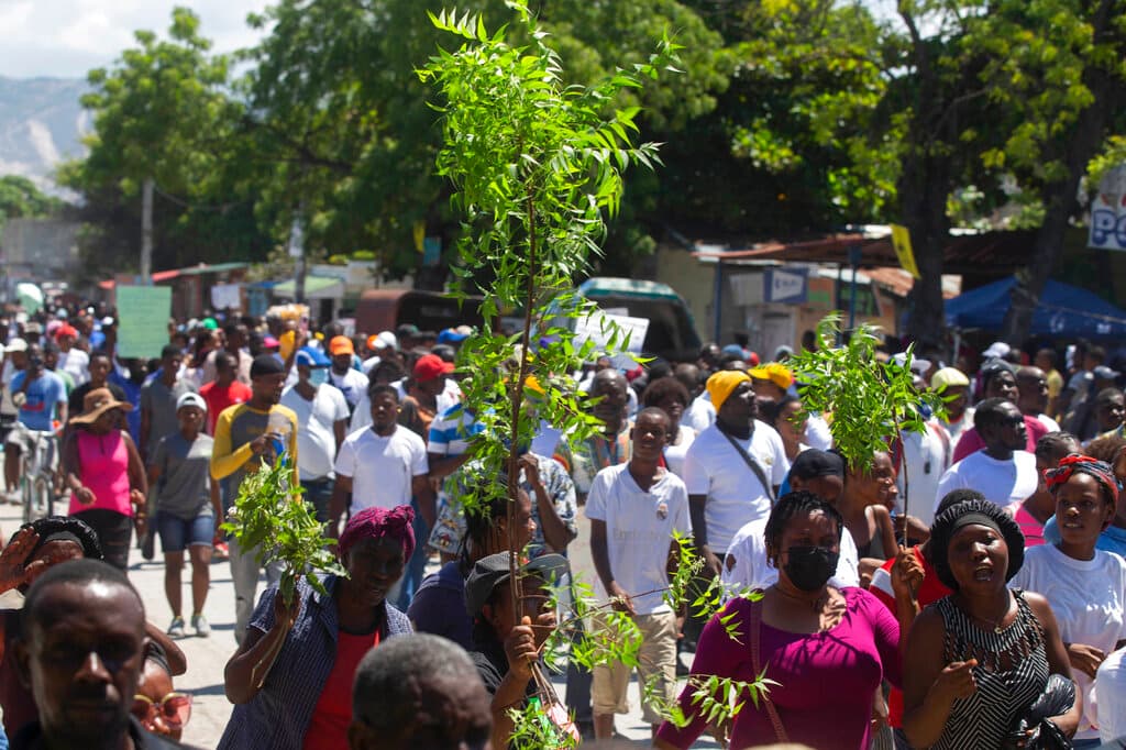 Manifestantes marchan exigiendo paz y seguridad en el barrio de La Plaine de Puerto Príncipe, Haití, el viernes 6 de mayo de 2022.