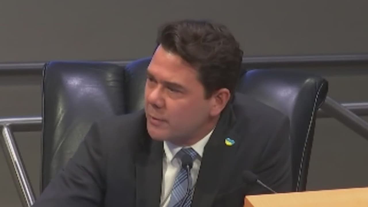 Ken Russell fue elegido a la Comisión de la Ciudad de Miami en 2015. Fue reelegido en 2019, pero dejó el cargo para lanzarse al Congreso.