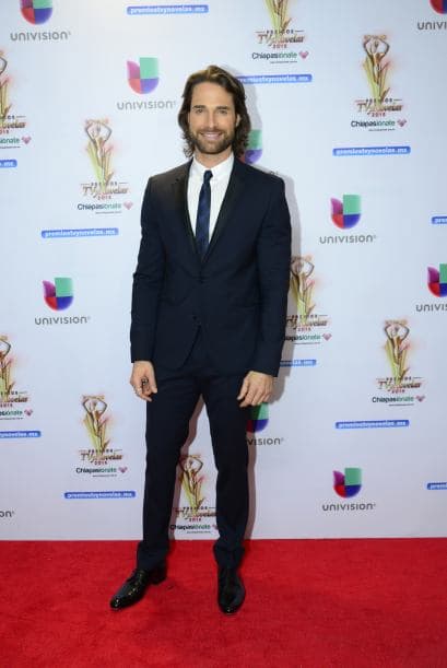 ¿Verdad Sebastián Rulli? Lástima que tu mejor accesorio haya sido esa linda sonrisa provocada por el amor que te da la guapísima Angelique Boyer.