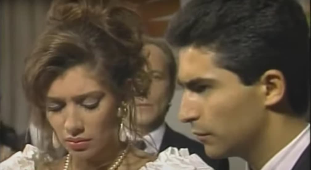 Que el novio se arrepienta de su decisión cuando está apunto de firmar el acta de matrimonio también resulta en una escena sumamente trágica, como sucede en 'Cadenas de amargura' (1991).