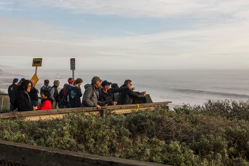Como único se les permitió 'acercarse' a esta playa fue desde el mirador de 'Seabright State Beach', donde algunos intentaron ver el pedazo del muelle de Santa Cruz a la deriva por el Pacífico.