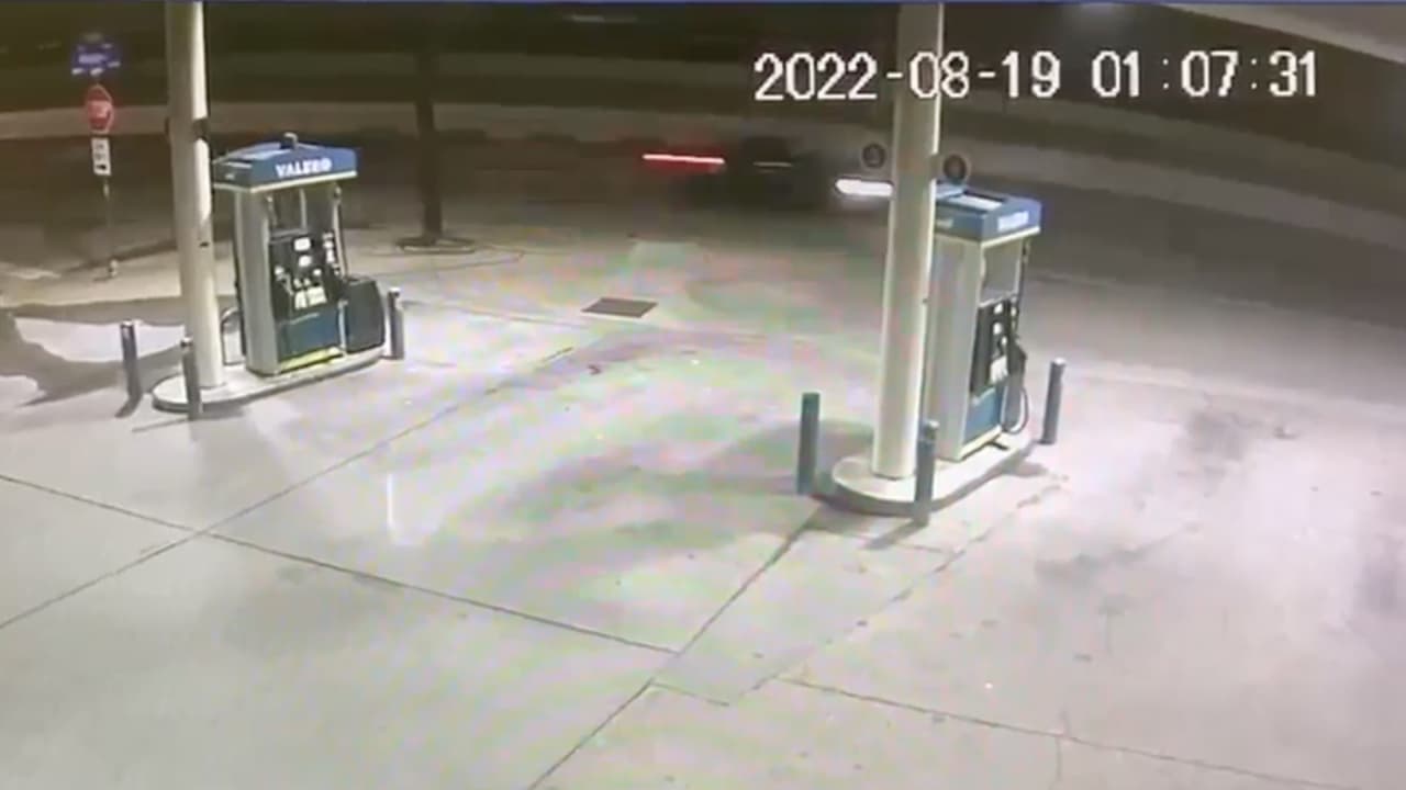 <b><a href="https://www.univision.com/local/houston-kxln/atropellamiento-eduardo-favela-motociclista-video-houston?890?890?890" target="_blank">Dos automóviles </a></b>conducidos a exceso de velocidad lo arrollaron cuando dio vuelta en Mooney Road hacia la calle Hardy.