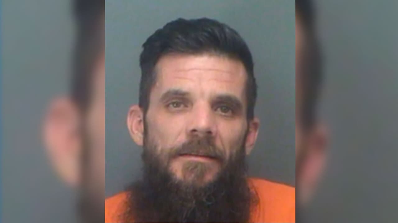 Detienen a hombre en el Condado de Pinellas; le aventó un cono de helado en la cara a su novia