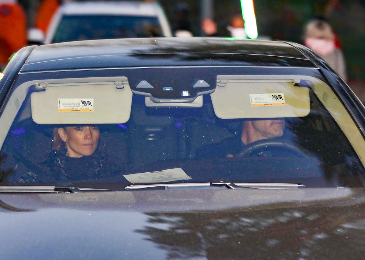 La fuente agregó que el actor tenía que trabajar el lunes, por lo que "querían disfrutar de 
<b><a href="https://www.univision.com/famosos/jlo-ben-affleck-hamptons-paseo-universal-studios" target="_blank">un fin de semana en familia</a></b>".
<br>