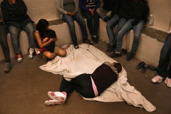Las autoridades de Texas se vieron desbordadas en junio pasado ante el repunte de menores migrantes que cruzaban su frontera, situación que saturó los centros de detención.
