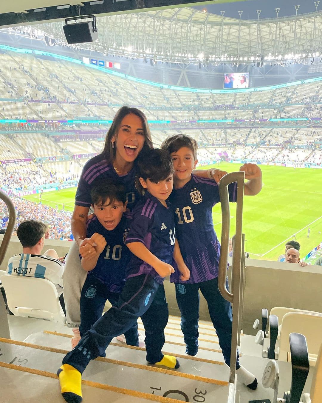 Las emociones estuvieron al límite desde el inicio del mundial de fútbol el pasado 20 de noviembre. Antonela y sus hijo no dejaron de alentar a Messi desde las gradas.