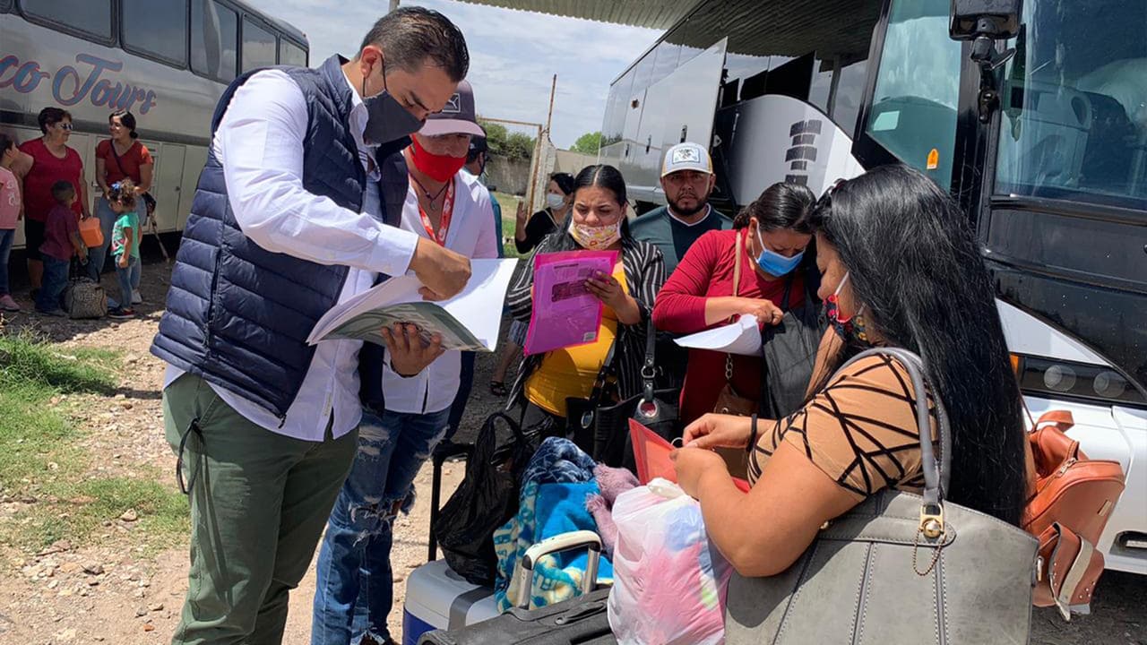 La congresista
<a href="https://twitter.com/RepSylviaGarcia/status/1284642859740782592" target="_blank">Sylvia García</a> y la
<a href="https://twitter.com/_SEZAMI/status/1284622329205665792" target="_blank">Secretaría del Zacatecano Migrante</a> informaron sobre la entrega de las visas humanitarias a los familiares que les permite ingresar en territorio estadounidense.