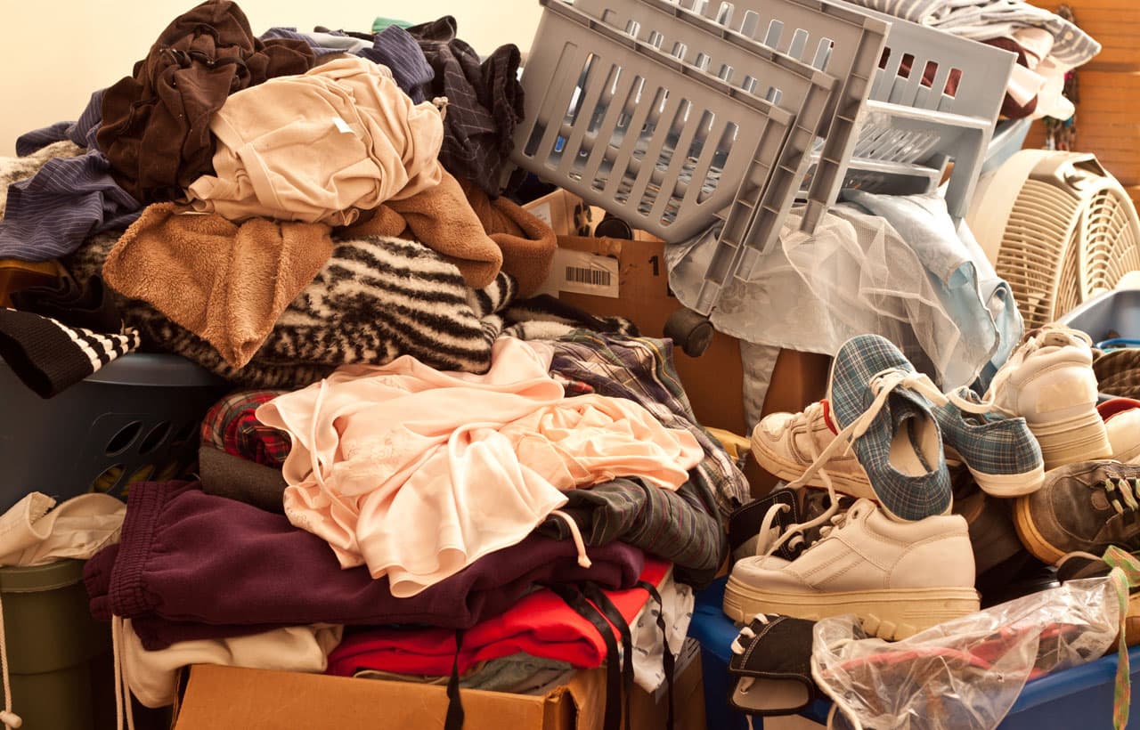 Esto es lo peor que puedes hacer. Este tiradero solo llama negatividad y caos en tu vida. Jamás acumules cosas que no necesites y menos como si hubieran explotado por tu habitación.