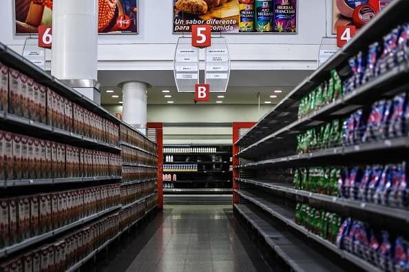 Las personas pueden salir para obtener los suministros necesarios para ellos mismos, su familia y su hogar. Esto incluye los alimentos, suministros y alimentos para mascotas, productos de consumo y limpieza.