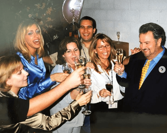 El Gordo recordó que lleva trabajando con Lili más de 20 años. Ambos conductores comenzaron esta aventura el 21 de septiembre de 1998, día que celebraron con un brindis al término del primer programa.