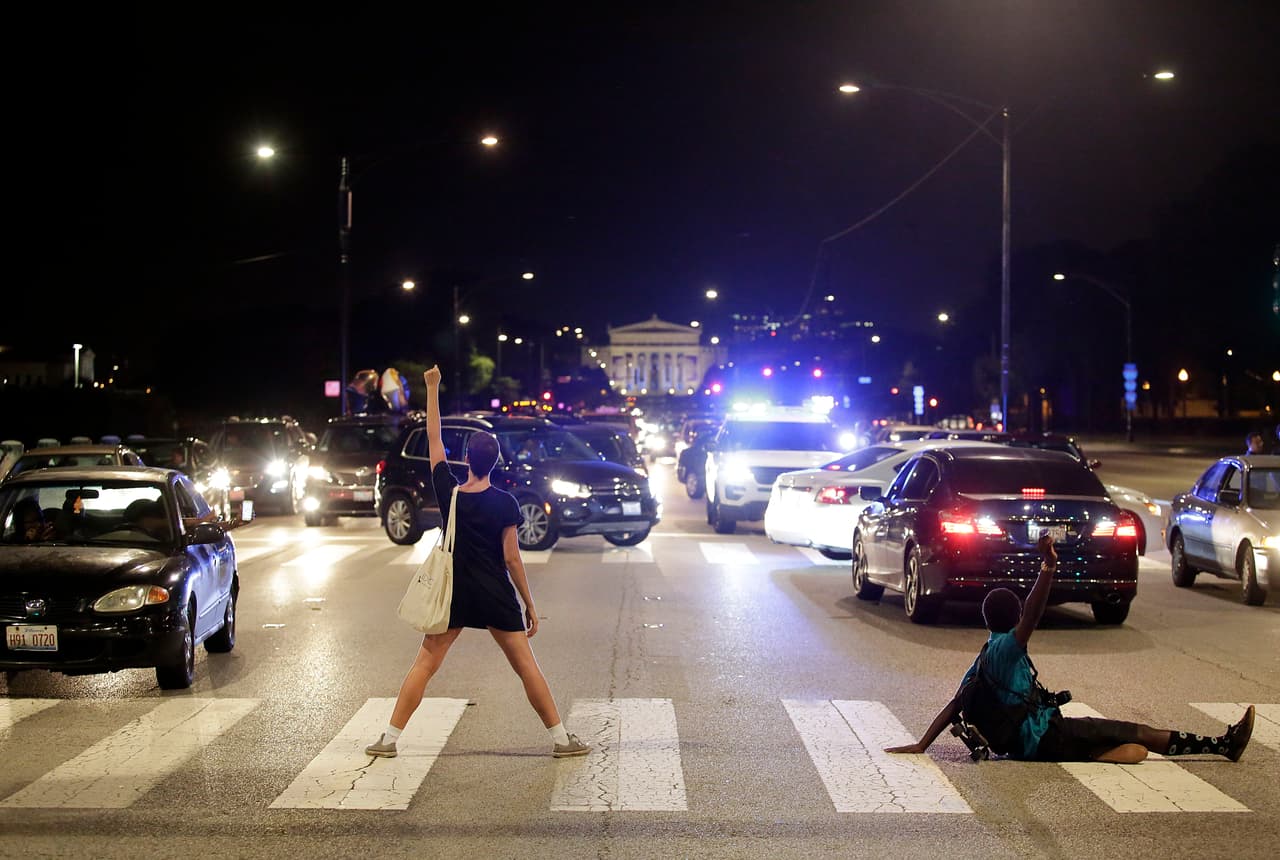 Cientos de manifestantes protestaron este fin de semana en Chicago por la muerte de Paul O'Neal, joven afroamericano de 18 años, quien murió a manos de la policía.