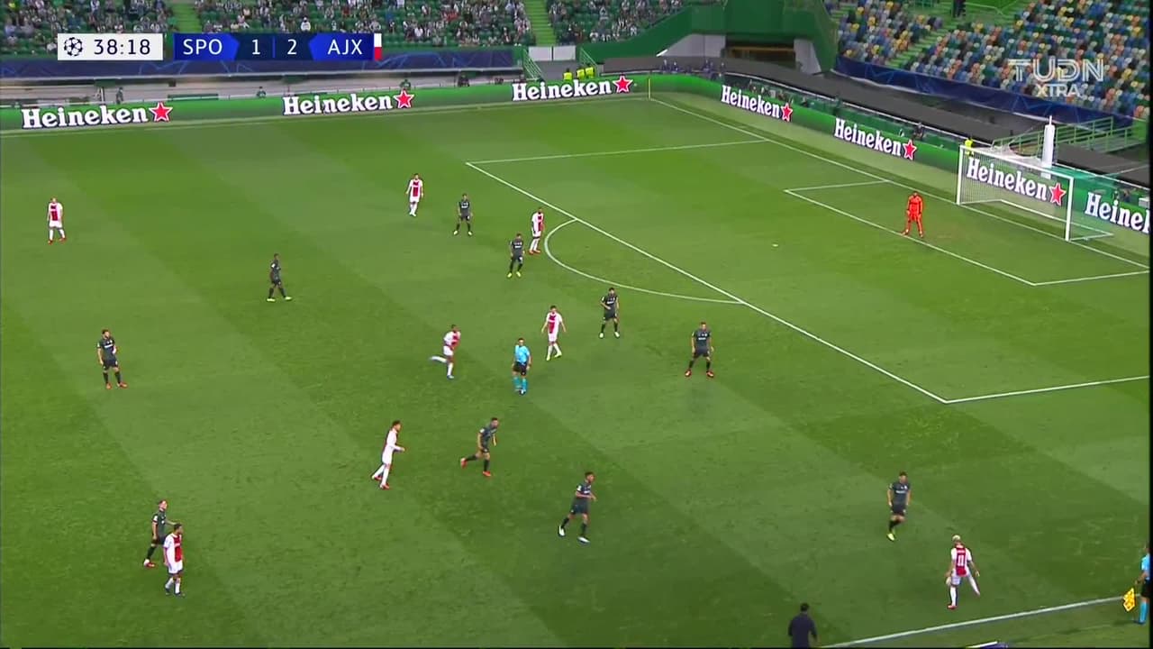 ¡Golazo del Ajax! Berghuis puso el 1-3 en un jugadón colectivo