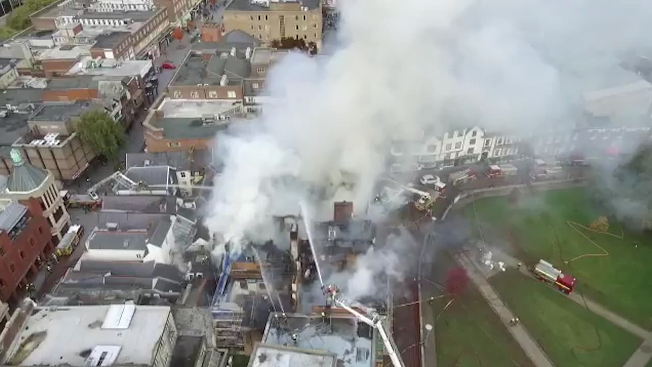 Un incendio provoca el derrumbe del hotel más antiguo de Inglaterra