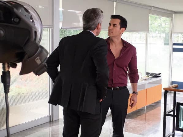 Aquí David Zepeda y Ramiro Fumazoni demuestran toda su pasión por la actuación.