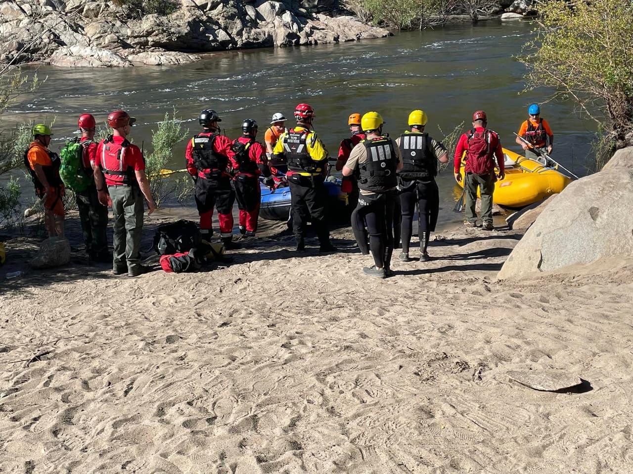 Varias agencias se unieron para poder buscar el cuerpo de un hombre que fue reportado como desaparecido cuando navegaba en el río Kern.