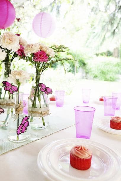 ‘Shabby Chic’. Si se trata de una fiesta de chicas, entonces aprovecha el jardín y la primavera para apostar al estilo de decoración más femenino. Utiliza cajones de madera antiguos para colocar floreros, y no olvides sumar cojines y manteles, en tonos pastel y con estampados rococó.