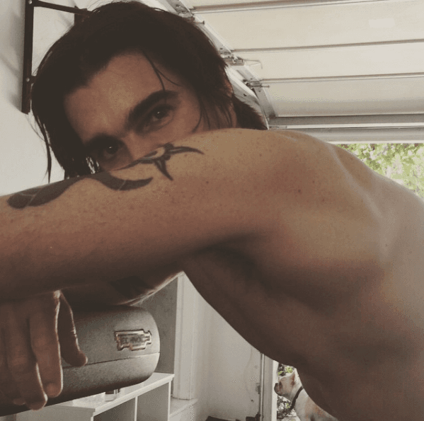 Además, sus brazos también son increíbles.