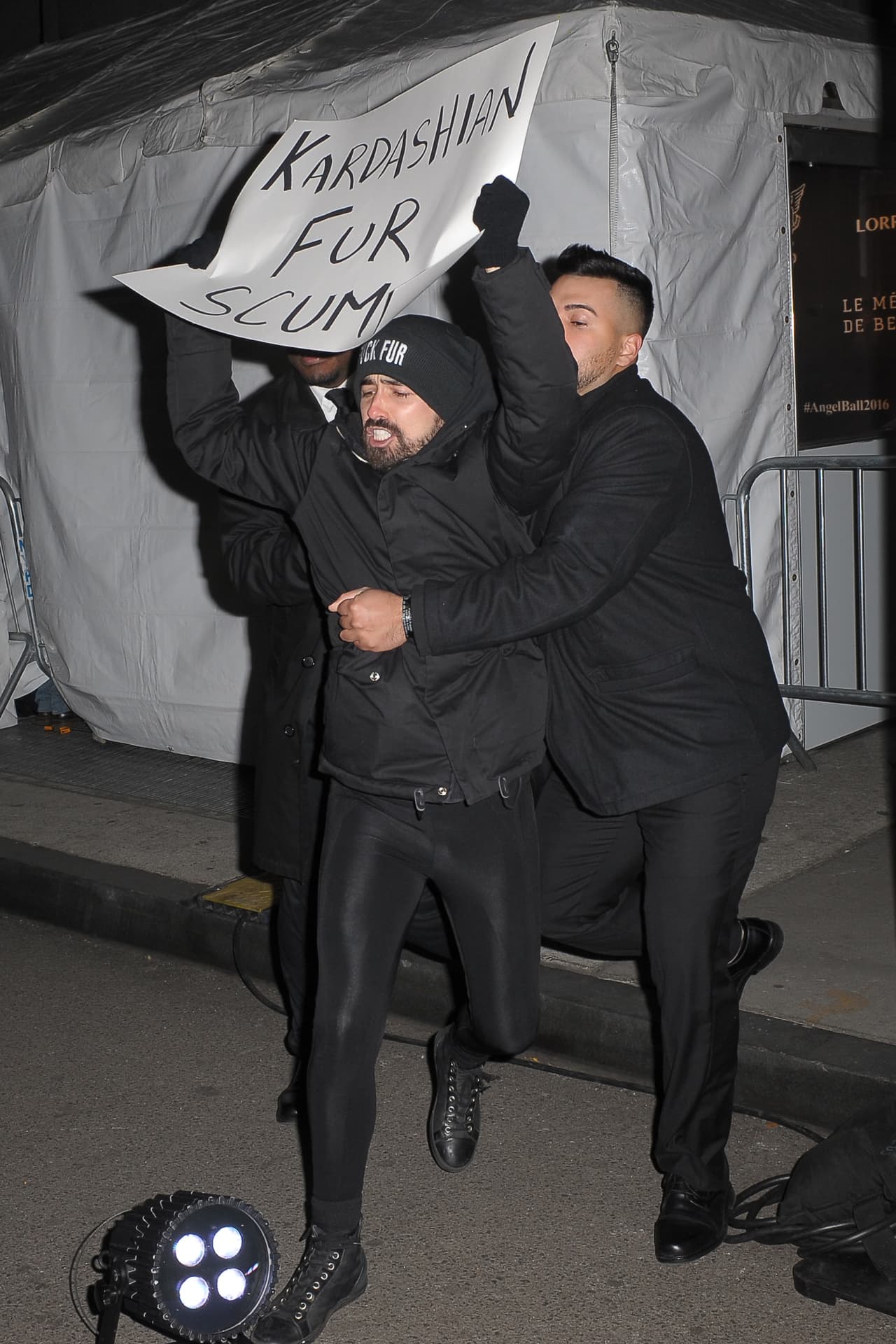 Finalmente, uno de ellos fue retirado a la fuerza del evento.