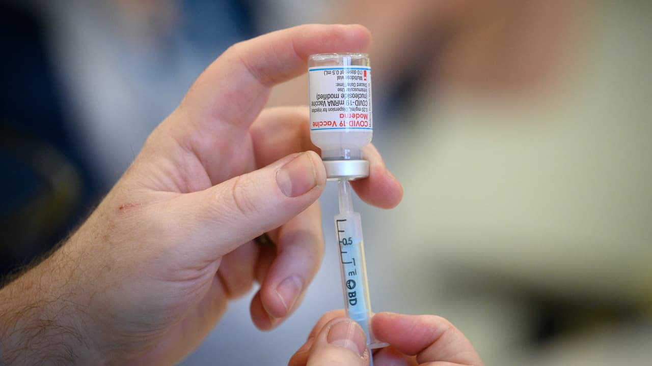 <b>En video:</b> el doctor Carlos del Río, profesor de medicina de la Universidad de Emory, explicó el anuncio hecho por la compañía sobre su tercera dosis de la vacuna y aclaró que, tal como ocurre con el antídoto de Pfizer, la dosis de refuerzo de Moderna ofrece una protección importante contra ómicron. Asimismo, afirmó que el repunte de contagios que están experimentando algunos estados se debe a que aún hay mucha gente que no se ha inmunizado y a que esta variante es "altamente infecciosa". 
<b><a href="https://app.prende.tv/envivo/207305?utm_source=univisioncom&utm_medium=referral&utm_campaign=news-promo-november" target="_blank">Puedes ver más noticias gratis en Prende TV aquí.</a></b>