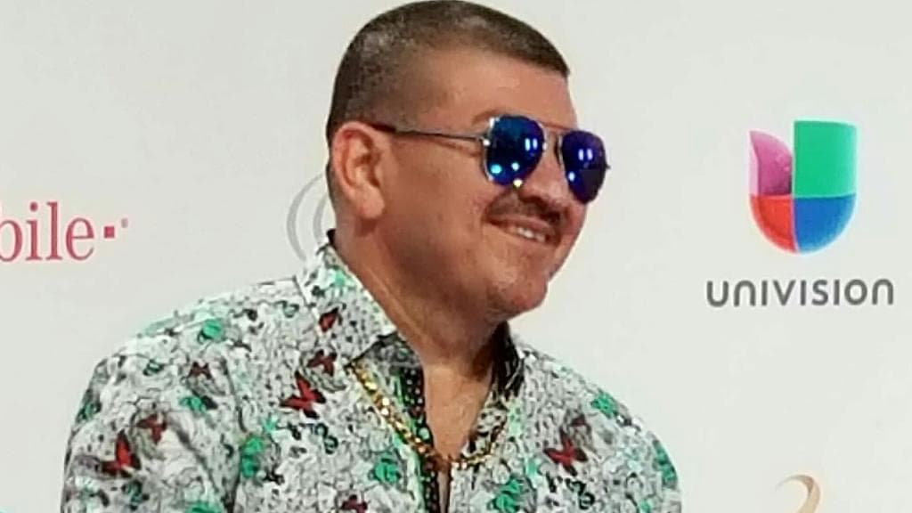Pedro Reyes iba vestido con una camisa de mariposas, una gran cadena y lentes oscuros, estilo el Komander, a quien ya le han dicho que se parece.