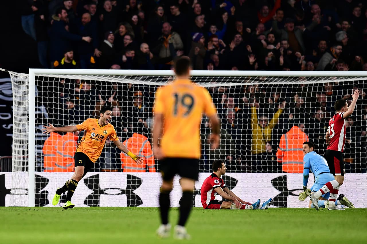 Raúll Jiménez celebra uno de los dos goles con los que el Wolverhampton Wanderers venció 2-3 al Southampton FC tras ir perdiendo 2-0.
