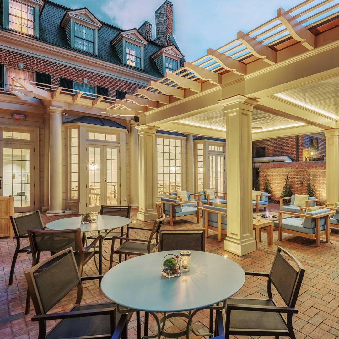 <b><a href="https://www.destinationhotels.com/carolina-inn" target="_blank">Lugar número 4: The Carolina Inn</a></b>. Ubicado en el corazón del centro de Chapel Hill, a las puertas del campus de la Universidad de Carolina del Norte, puedes disfrutar de un servicio de primer nivel, habitaciones elegantemente decoradas, excelentes restaurantes, excelentes instalaciones para reuniones y banquetes y un personal experto.