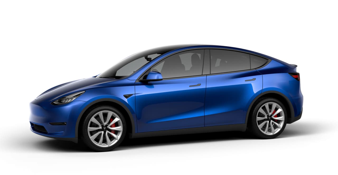 La Model Y Preformance podrá alcanzar las 60 mph en 3.5 segundos, alcanzar una velocidad máxima de 150 mph y ofreciendo autonomía de 280 millas. Consigue ruedas de 20”, frenos de alto desempeño, spoiler de fibra de carbono, suspensión más baja, pedales de aleación de aluminio y modo de manejo ‘track’, para pasar un buen rato en la pista, algo que nunca nadie dijo antes sobre una camioneta de menos de 100,000 dólares.