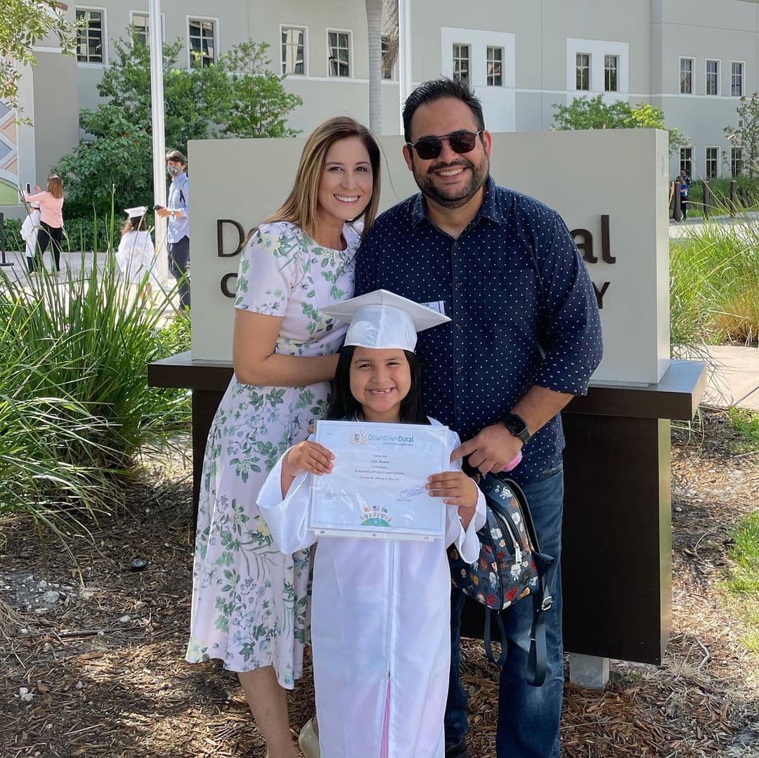 Sofí estaba muy alegre de poder posar junto al diploma que demuestra lo buena estudiante que fue durante el ciclo escolar.