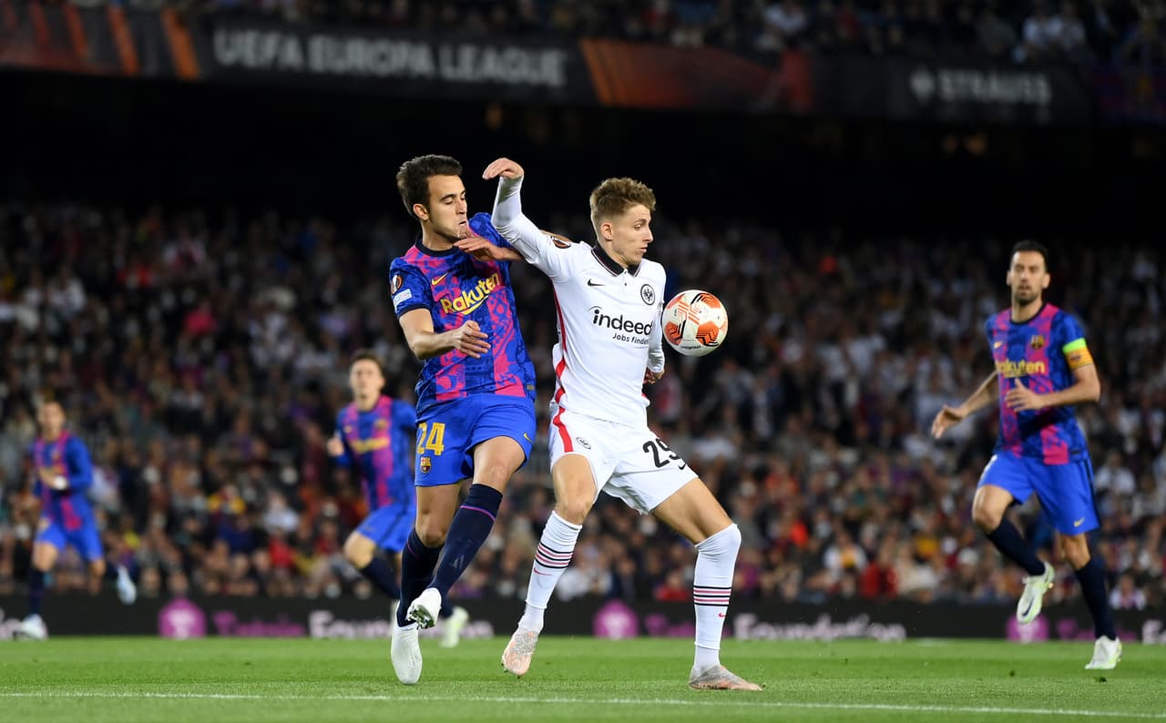 Contra todo pronóstico, el Eintracht Frankfurt se paró con mucha autoridad en el Camp Nou y eliminó a un muy tímido Barcelona que consumó un fracaso más en la temporada, una temporada en la que se irá en blanco.
