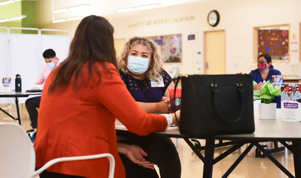 De acuerdo con el comunicado de prensa, estas son algunas de las empresas que participarán en la feria de empleo: La Universidad de Arizona (
<a href="https://www.univision.com/local/arizona-ktvw/buscan-crear-conciencia-en-los-hispanos-para-evitar-la-propagacion-del-covid-19-video">UArizona</a>) , Desert Diamond Casinos & Entertainment, Casino Del Sol, Distrito Escolar de Vail, Chicanos Por La Causa, Distrito Escolar Unificado de Tucson, Cruz Roja Americana, Departamento de Policía de la Ciudad de Tucson, REDAR, Valor Health, CYRACOM Language Solutions, NESCO Resource Staffing, Suntran, Jim Click Automotive, Alorica, Arizona Department of Economic Security, HSL Asset Management, IDEA'L TRADE INSTITUTE, y City of Tucson Emergency Communications.
