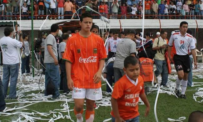 A los 14 años debutó en profesionalmente con el Envigado, aunque en aquella temporada del 2006 el equipo descendió. Sin embargo, un años después James fue clave para que recuperara la categoría. 
<br>
