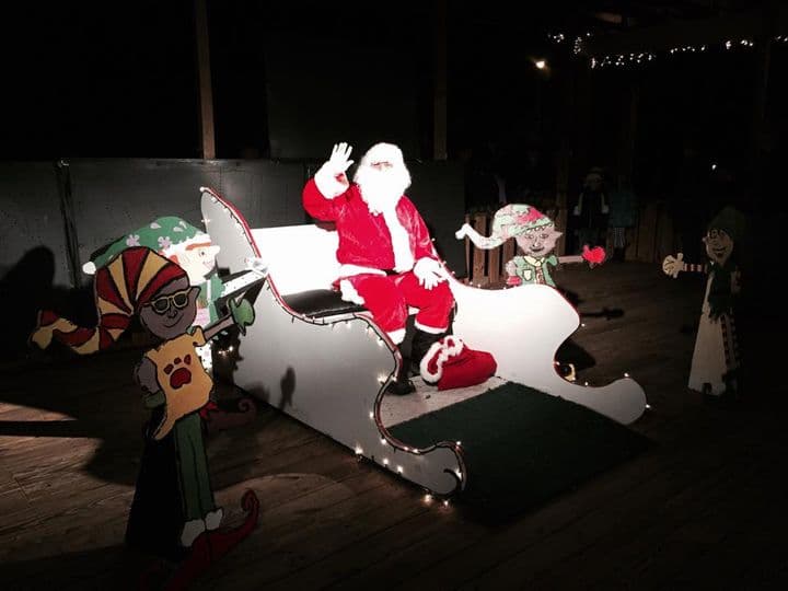 <b>Lake Myra's Christmas Lights (Hasta el 17 de diciembre)</b>
<br>Dirección: 10 S. Cypress St., Wendell, NC
<br>Teléfono: 919-339-2073
<br>
<br>
<b><a href="https://goo.gl/maps/aPP5JcmjahwaHg8V6">Cómo llegar</a></b>