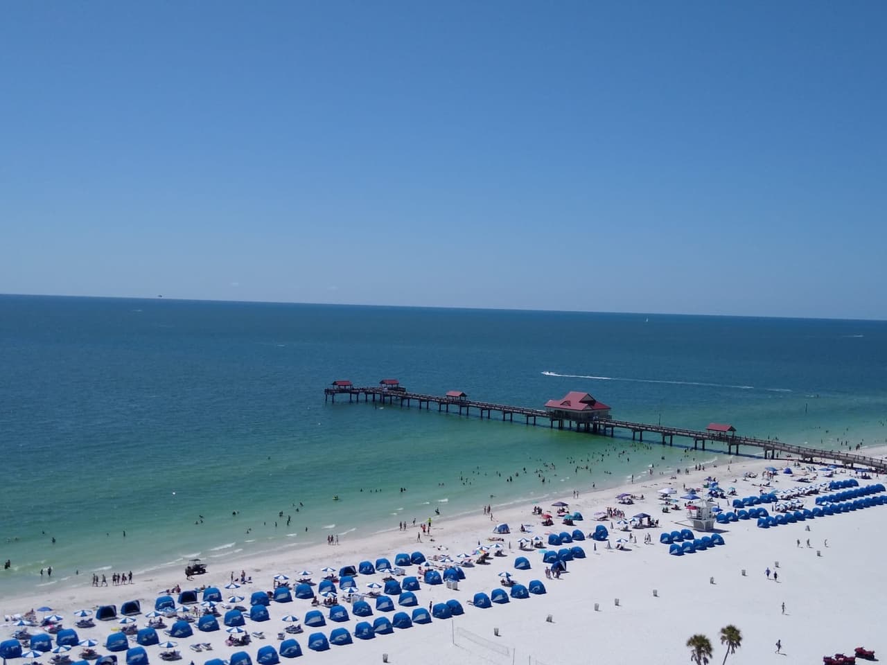 En la playa de Clearwater tienes acceso a rentar cabañas, sombrillas y sillas reclinables para resguardarte del sol y descansar un rato con el sonido del mar a fondo.