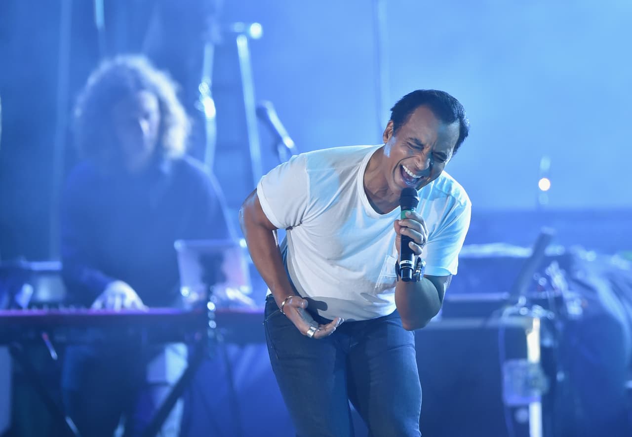 Jon Secada quiere llevarse el Latin GRAMMY a Mejor Álbum Tropical Tradicional por ‘To Beny Moré With Love’.