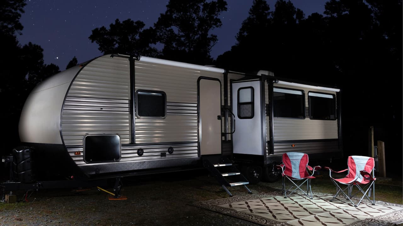 <h3 class="cms-H3-H3"><b>Casas móviles: más vulnerables que nunca</b></h3>
<br>
<br>👉🏻 Las casas rodantes o manufacturadas, sobre todo las más antiguas,
<b>tienen aislamiento pobre, techos metálicos y estructuras más delgadas. </b>Esto las convierte en verdaderos hornos bajo el sol.
<br>
<br>🏕️ Según
<a href="https://azluminaria.org/" target="_blank">Arizona Luminaria</a>, el interior de una casa móvil
<b>puede alcanzar hasta 96 °F (35 °C) en días de calor sin aire acondicionado funcional</b>, y los daños por calor son mucho más comunes.
<br>
<br>
<b>💡 ¿Qué hacer?</b>
<br>Usa cortinas térmicas o cubiertas reflectivas en ventanas.
<br>Instala toldos, porches o lonas para sombrear las paredes exteriores.
<br>Revisa el sistema eléctrico y de aire acondicionado con regularidad.
<br>Considera aislar paredes y techos con paneles económicos de espuma si no puedes hacer mejoras mayores.