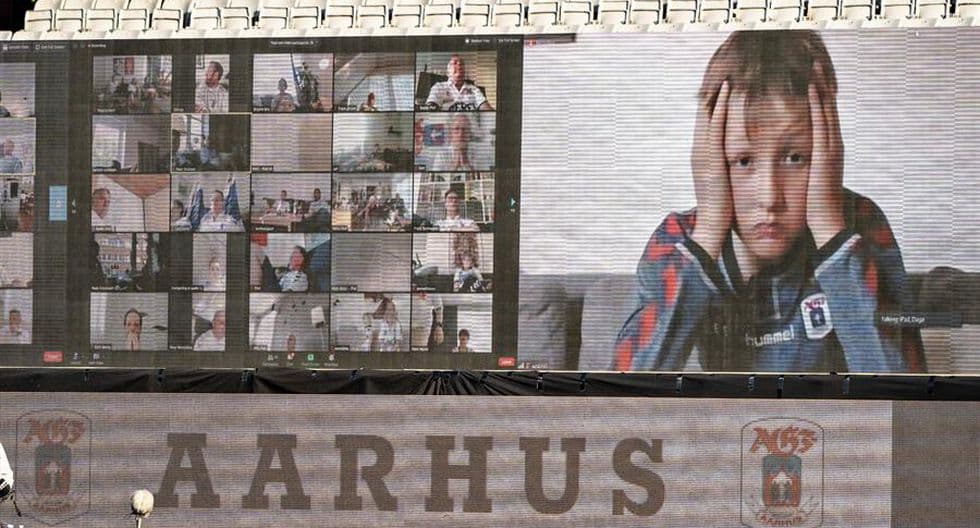 <b>Así regresó el futbol en Dinamarca</b>
<br>- La primera tribuna virtual se presentó durante el juego entre Aarhus GF ante Randers FC, de la liga de Dinamarca, reunió a más de 10 mil aficionados, pero todos ellos vía remota.
<br>- La cara del niño lo dice todo. Imposibilitado por ver a su equipo en el estadio, nada como esa sensación.