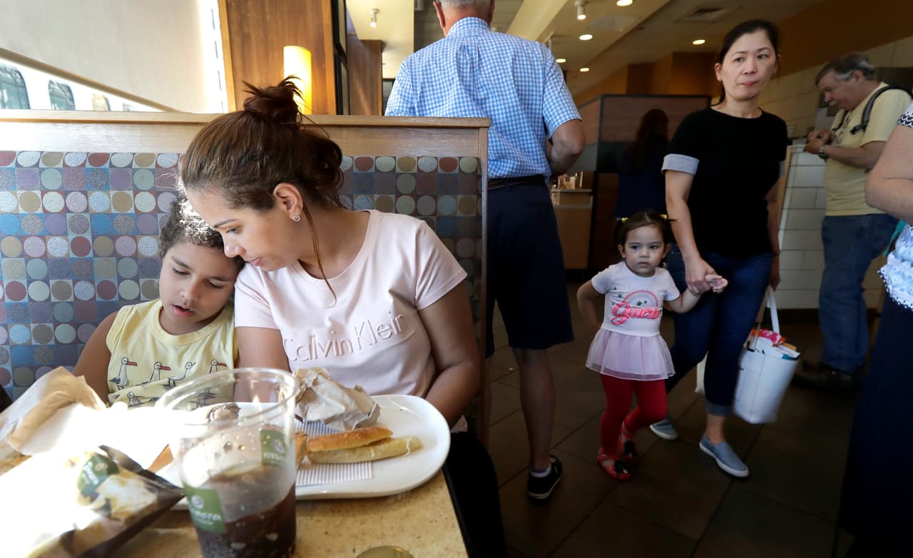 <b>Lidia y su hijo Diogo</b> comieron durante su primer día completo juntos el viernes 29 de junio. El juez federal Manish Shah ordenó la liberación inmediata de Diogo, de 9 años, quien fue separado de su madre en mayo.