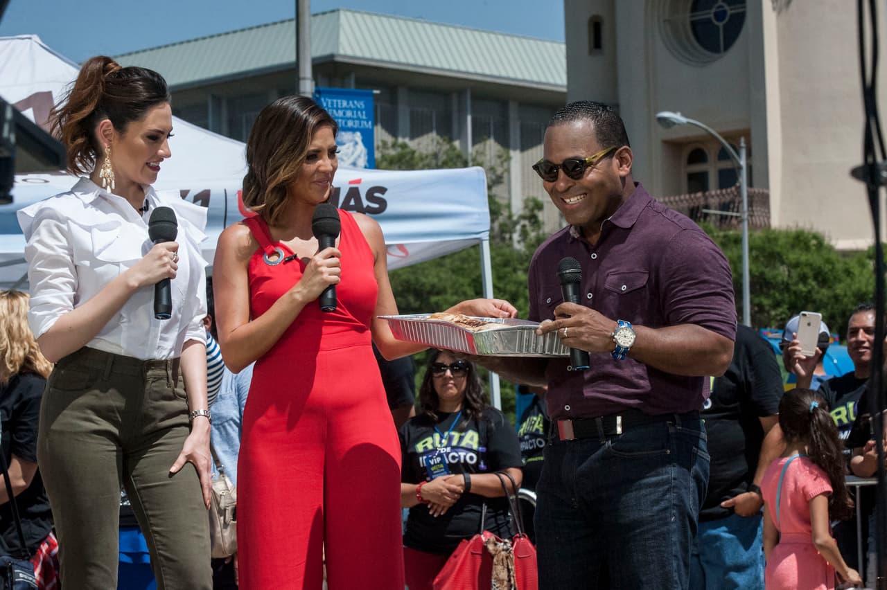 Una bienvenida calurosa fue lo que recibió al equipo de Primer Impacto en Fresno. Tanto del clima como el cariño del público del Valle Central. Todos los presentes tuvieron la oportunidad de tomarse fotos y convivir con el equipo.