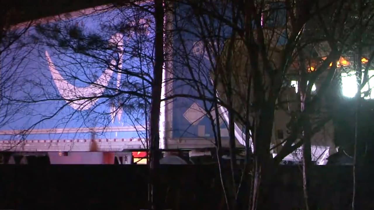 La cabina del camión se volteó en sentido contrario y la conductora salió expulsada por el parabrisas.