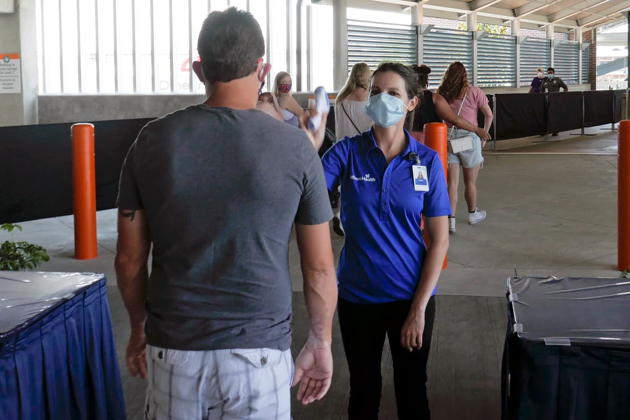 Disney indicó que a la entrada a las instalaciones se medirá la temperatura corporal de los turistas. Los que superen los 100.4 grados Fahrenheit no podrán acceder al parque, ni sus acompañantes. En la fotografía la estación de medición de la temperatura del centro comercial Disney Springs, cuando fue reabierto a los visitantes en junio.