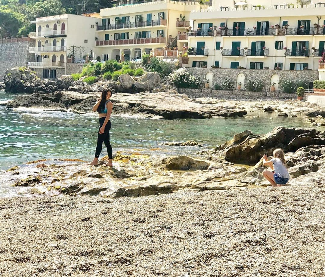 Italia es uno de sus países predilectos y en esta fotografía la vemos en Taormina, una región al sur.