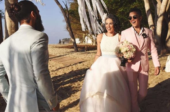 Recientemente la pareja contrajo nupcias, y el hijo de la actriz encantado entregó a su mamá en el altar.