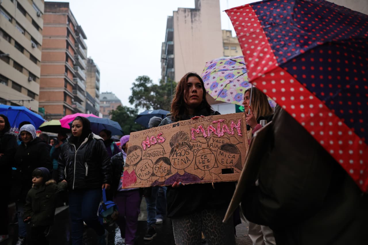 Manifestantes marchan durante el aniversario del movimiento feminista "Ni Una Menos" ("Ni una menos"), exigiendo justicia para Agostina Vega, la joven de 14 años asesinada, en Córdoba, Argentina, el miércoles 3 de junio de 2026. (Foto AP/Nicolas Aguilera)
<br>