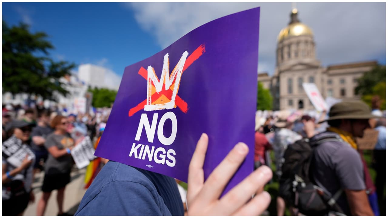 Miles se congregan en la Plaza de la Libertad de Atlanta para las protestas ‘No Kings’