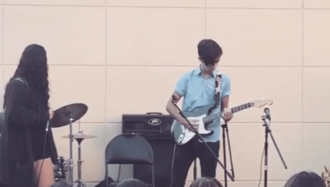 Así lo hizo saber Fiona, quien publicó un video de su hermano tocando el bajo en una presentación. "Pasando para presumir a mi mejor amigo en todo el mundo, que también es mi hermano pequeño y un músico increíblemente talentoso. Yo lo amo", escribió en Instagram.